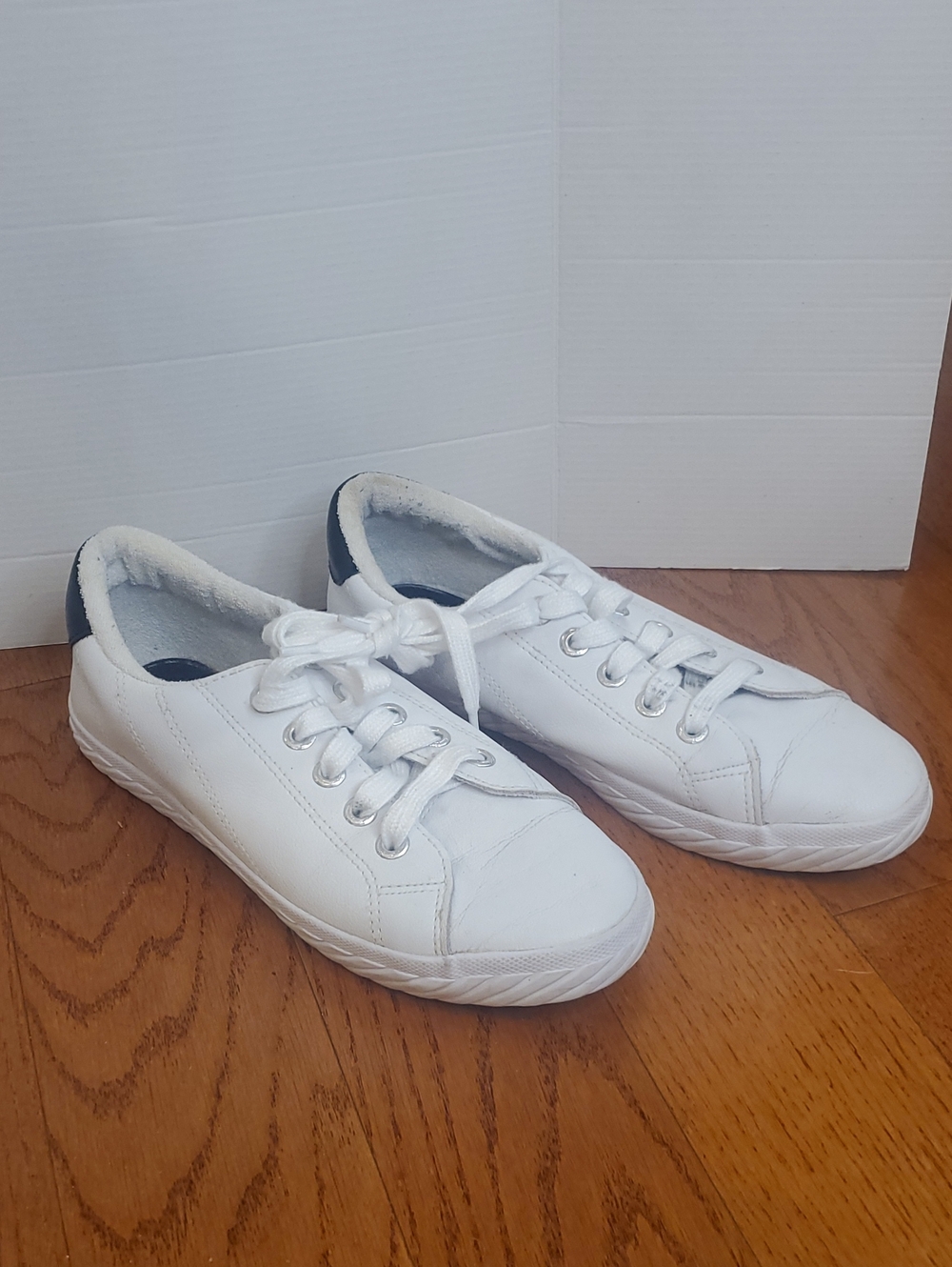 Tommy Bahama White Low-Top Sneakers with Dark Heel Leather Upper Sz 8.5